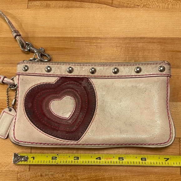 VTG Coach LTD edition Heart wristlet white leather w/pink heart & silver studs - Picture 9 of 10